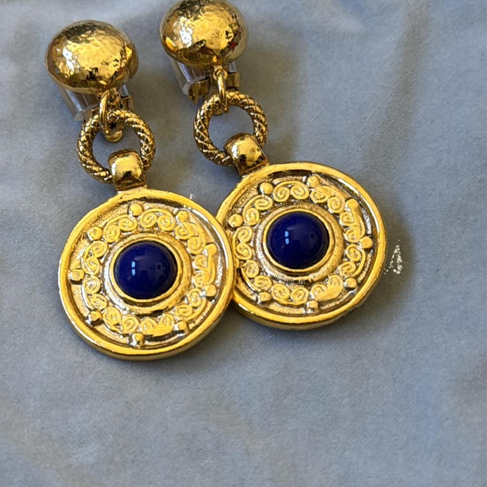 JOSE & MARIA BARRERA Signed Gold Clip-on Earrings - Picture 2 of 9